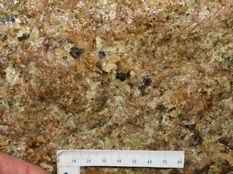 Mange steder i Smørstenen ses op til 2 cm store korn af røgfarvet kvarts