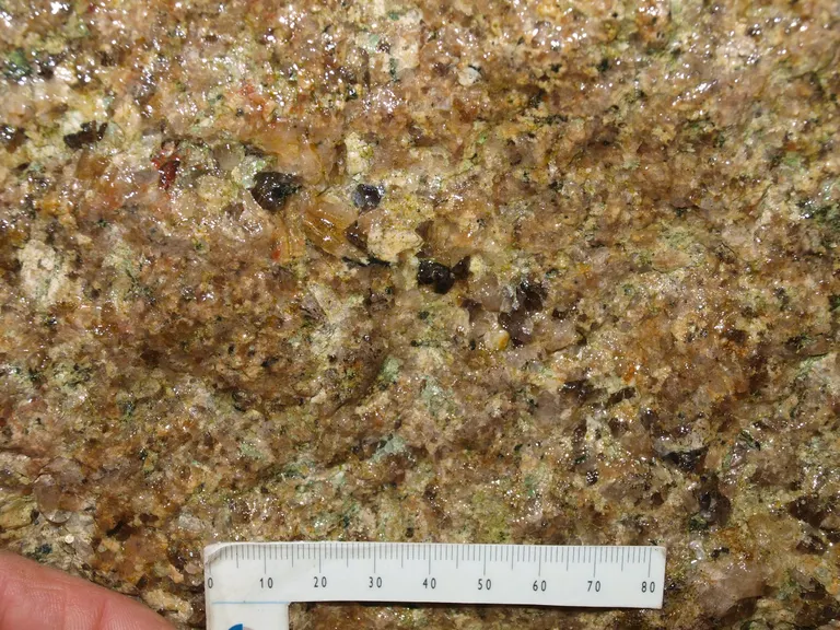 Mange steder i Smørstenen ses op til 2 cm store korn af røgfarvet kvarts