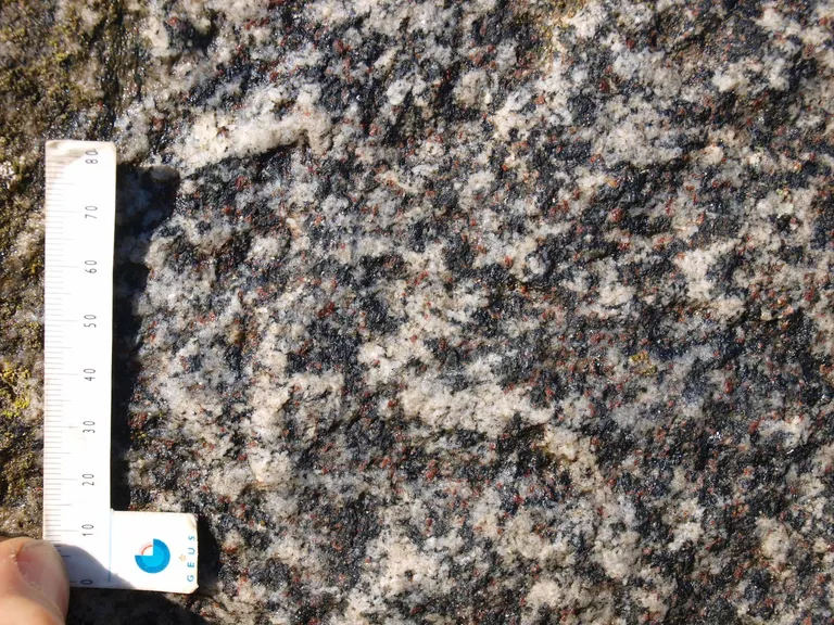 Hvolbækstenen er lys- og mørkstribet