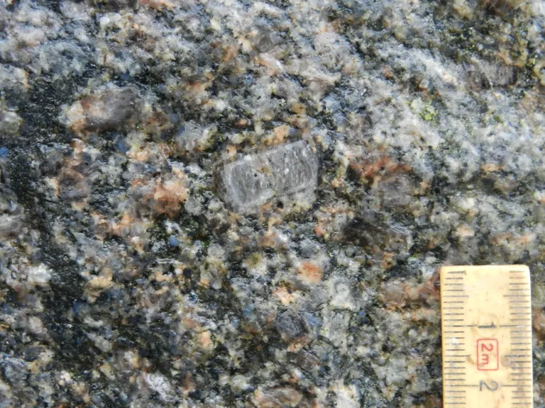 Kæmpesten Lynge består af mellemkornet granit