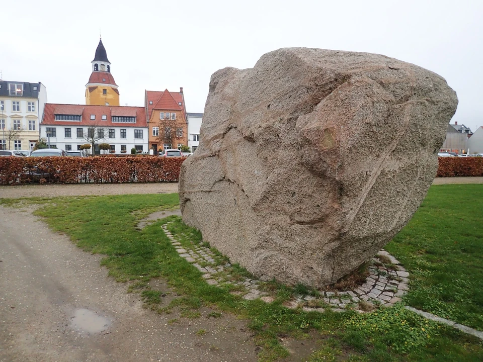 Fåborgstenen med kirketårnet i baggrunden