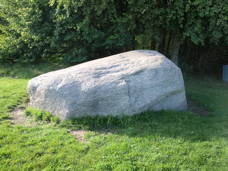 Mårsletstenen måler 11,7 m i omkreds.