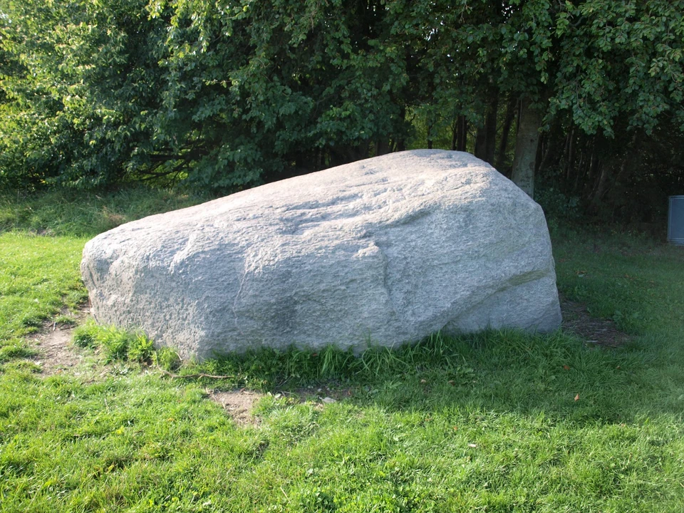 Mårsletstenen måler 11,7 m i omkreds.