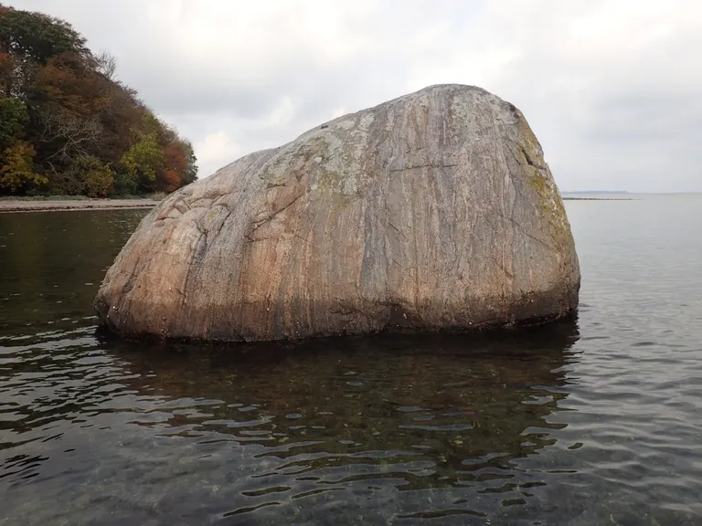Lommestenen ligger i Isefjorden