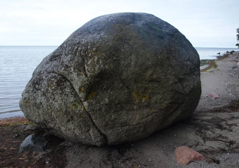 Musestenen er rund og glat
