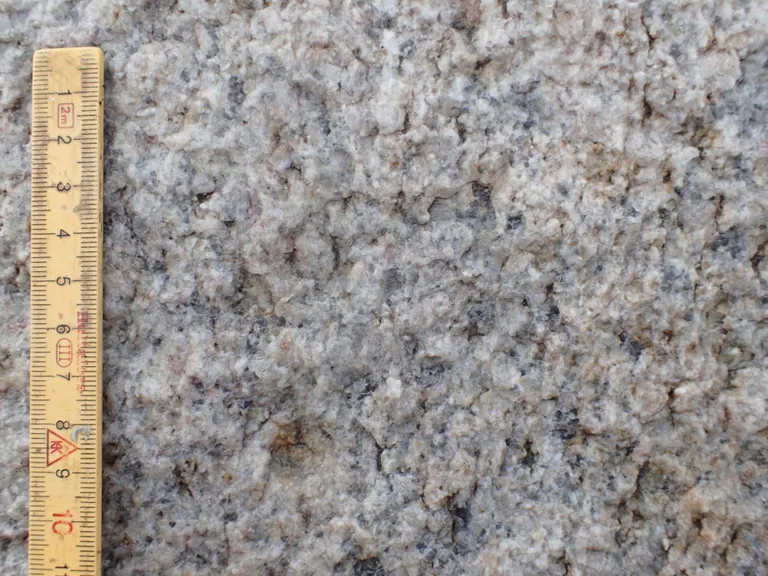 Den Hvide Mær består af en lys mellem- til grovkornet granit