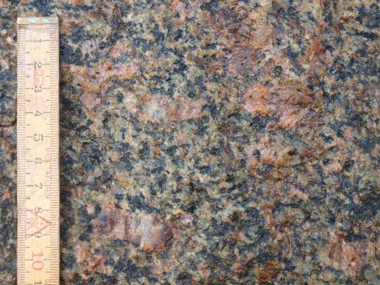 Marienborgstenen består af mellem til grovkornet granit.