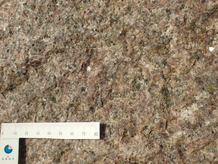 Hvissingestenen består af granit