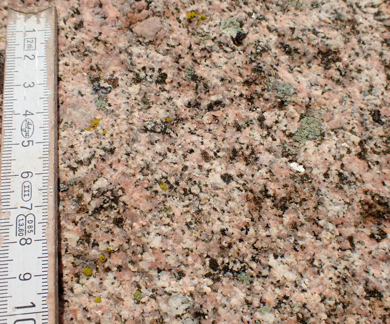 Store Pigesten består af Bohuslen-granit, der stammer fra vestkysten af Sverige nord for Halland og op mod Oslofjorden