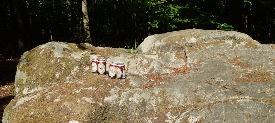 Dåseøl ovenpå Firetønderstenen