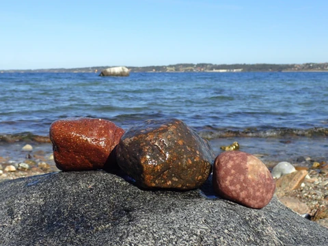 Sortensten i vandet