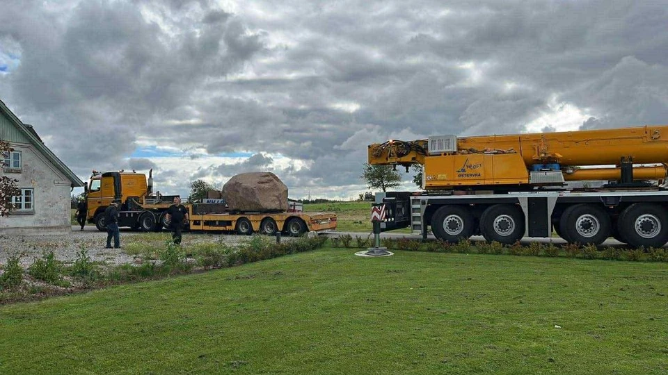 Billede af lastbil der transporterer Jerslevstenen
