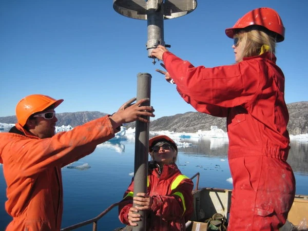Forskere der henter en sedimentkerne op fra bunden af Sermilik Fjord