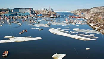 Fiskekuttere og joller i Ilulissats havn.