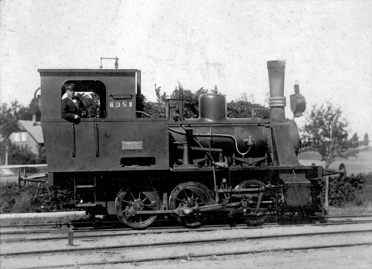 Svend Larsen som lokofører i damptog for Gribskovbanen, 1925