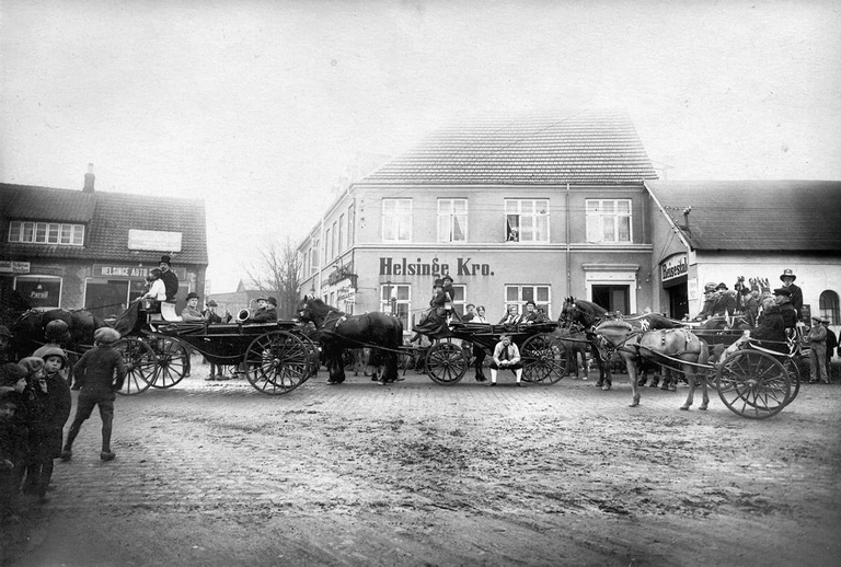 Fastelavnsoptog ved Helsinge Kro ca. 1925.