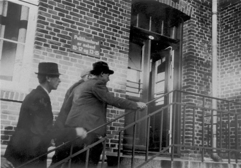 Ved politistationen i Helsinge, 1944