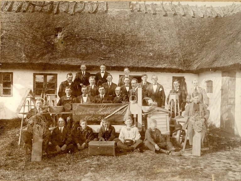 Her er det Smidstrup Husflidsskoles elever, som viser deres produkter frem. Det er holdet fra vinteren 1920-21.