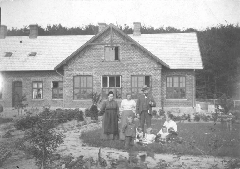 Lærerfamilien foran skolen. Årstal ukendt.