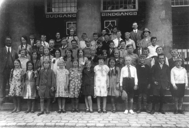 Her ses elever fra Ejlstrup Skole på udflugt til Zoologisk Have. Bygningen i baggrunden er det gamle elefanthus. Billedet er cirka fra 1930, så måske er Margrethe med. Foruden eleverne optræder lærer Holger Henriksen, Karl Olsen og fru Olsen samt hr. Katteknøs. Hvilken rolle ægteparret Olsen og herren med det fantastiske navn Katteknøs spillede for skoleudflugten ved vi ikke, men der findes en lille bebyggelse ved navn Katteknøs Huse ved Nejlinge. Hr Katknøs havde nok forbindelse til dette sted.