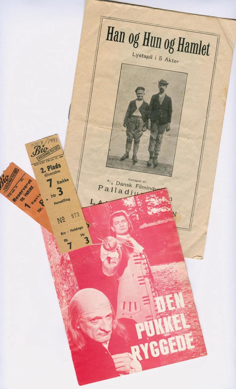 Helsinge bio programmere: Fine programhæfter med udførlige omtaler af de forskellige film – her ”Den pukkelryggede” og ikke mindst ”Han, hun og Hamlet” med det populære makkerpar Fyrtårnet og Bivognen i hovedrollerne.