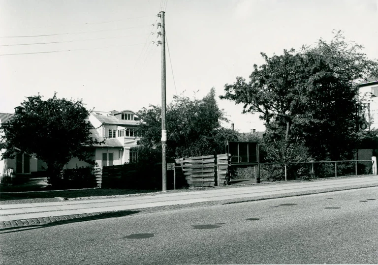 Helsinge bio udefra: Biografen set fra Østergade i 1970. Oprindeligt havde den initiativrige O. Nielsen planer om et butiksbyggeri foran biografen, men jordbunden var for blød, så han endte med at opgive.
