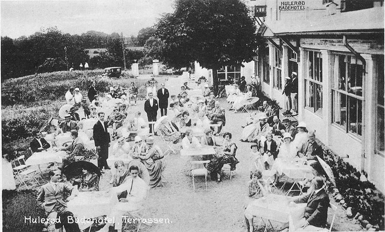 Gamle Gribskov har været location for mange film. Her er det så vidt vides en filmoptagelse med de dengang ultra-populære ‘Fyrtårnet og Bivognen’ på Hulerød Badehotel engang omkring 1920-30. De to kan ses i døren til badehotellet. 