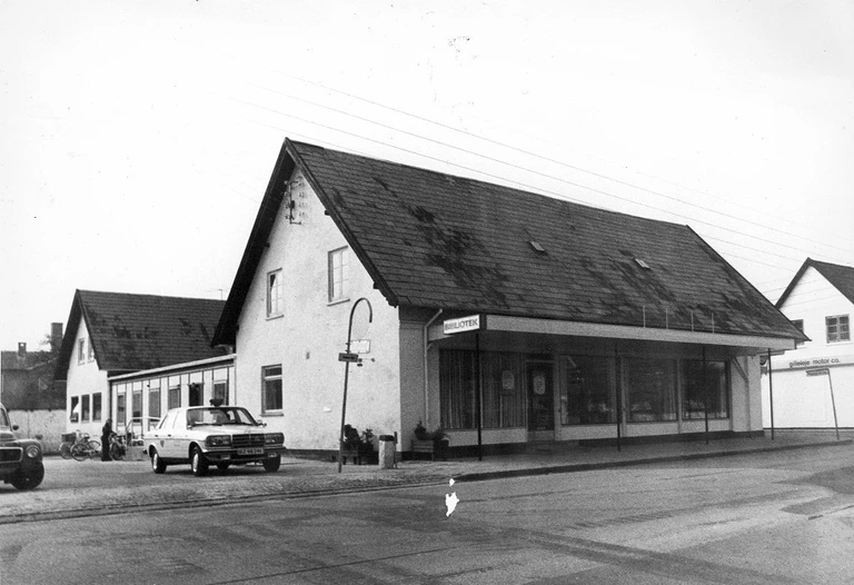 Folkebogsamlingerne holdt ofte til på skolerne, men rykkede siden ud derfra. Her er det Gilleleje Bibliotek, dengang det lå på Gilleleje Hovedgade 28. Siden rykkede det til Alfavej, derefter til Vesterbrogade 56 og senest til Kulturhavn Gilleleje.