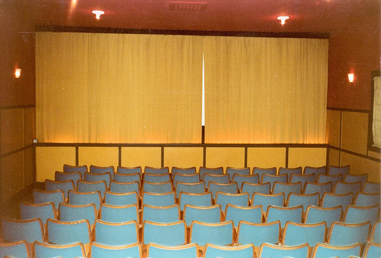 Stolerækkerne og lærredet for enden. Der var 140 pladser, og biografen blev varmet op med kakkelovn.