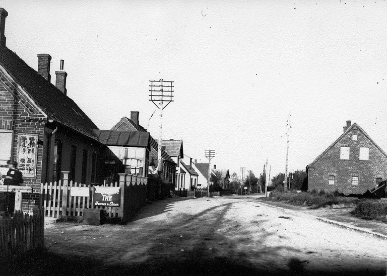 Græsted Afholdsforening forsøgte sig med at drive Røde Kro som afholdsrestaurant. Den lå på Græsted Stationsvej 78, men blev revet ned i 1969.