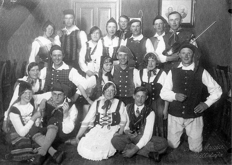 Hvad mon de dansede i Folkets Hus? Jo, i hvert fald folkedans. Fotograferet i 1930.