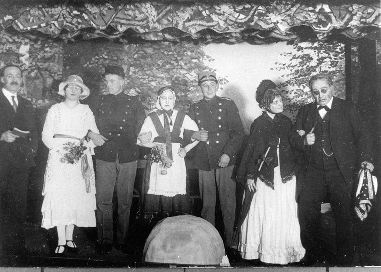 Der blev opført amatørteater i Folkets Hus. Her ses skuespillerne fra forestillingen i 1925. Det er redaktør Larsen yderst til venstre.