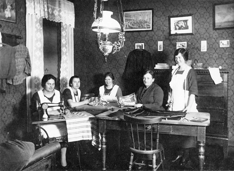 Systuen med unavngivne syersker hos C. Jensen, Skrædder/Skomager/tøj- og skosalg, Østergade i Helsinge.