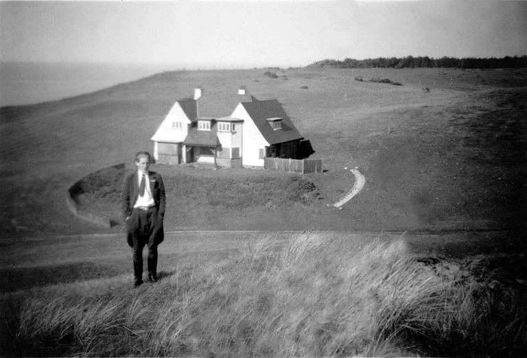 Kaj Nielsen foran Villa Heatherhill i 1946. Hans far Martin Nielsen, der boede på Klitgården havde opsyn med huset, når det stod tomt.