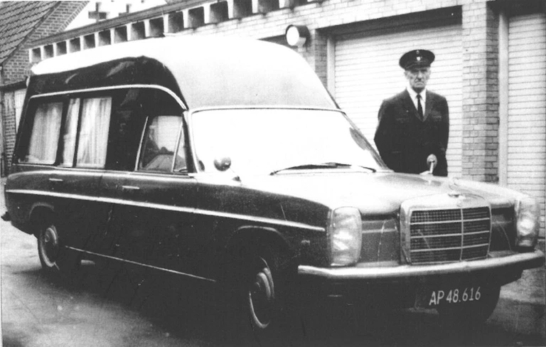 Ambulance har fået fjernet udrykningssignalerne, efter at de ikke længere udførte ambulanceudrykninger fra Esbønderup Sygehus. Ambulancen blev nu kun brugt til alm. overførsel af patienter mellem sygehusene. Ambulancechauffør Bernhard Jacobsen. 1972