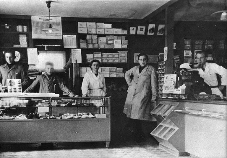 Personale i Gilleleje Brugsforening, Hovedgaden 28, 1947.