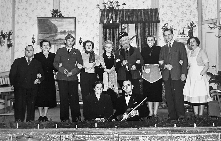 1950erne var også ramme om dilettantteater. Her er det forestillingen Dejlige Jul opført på Helsinge Kro i 1951, arrangeret af Helsinge Skytte og Idrætsforenings 35. kreds.