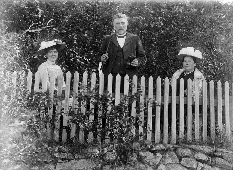 Her ses den populære præst sammen med sin hustru Christine Andrea, der kom fra Norge, og datteren Christine i præstegårdshaven.