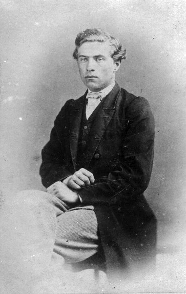 Den gode Peder Thomsen havde kæmpet bravt for at få sin præsteuddannelse; takket være stipendier kom han igennem gymnasiet, og samtidig med at han læste til præst, arbejdede han som lærer. Han fik sin teologiske embedseksamen i en alder af 30 år, nemlig i 1875. Her er han fotograferet i 1864, samme år som han blev forlovet med Christine.