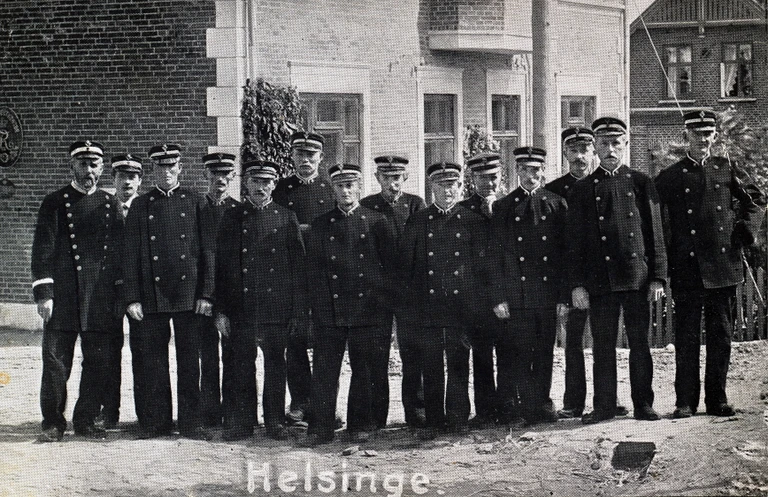 Helsinge postbude, 1906. Landpostbud Hans Olsen er nr. 4 fra højre og fik senere tilnavnet ”flaskepost”.