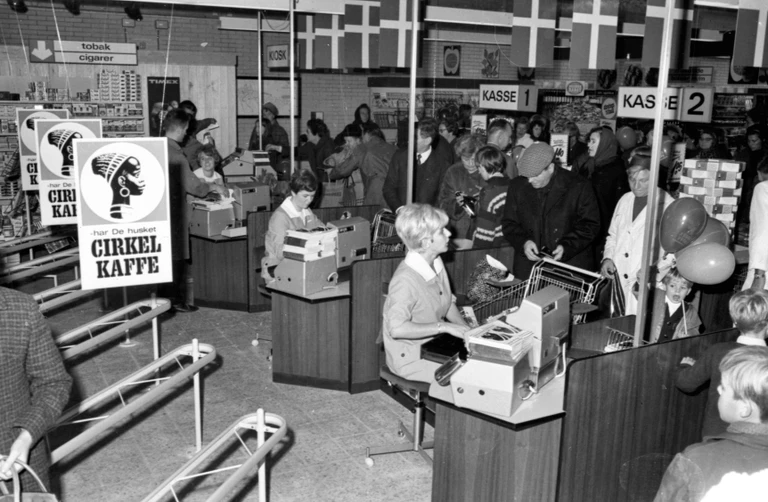 Brugsens åbning på Bonderupvej, Gilleleje. Travlhed ved kasserne, 1968