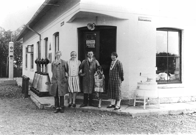 Indgang på hjørnet af Gilleleje Hovedgade og Rostgårdsvej. tv. benzinstander, 1925.