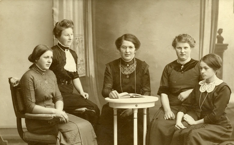 Hyggesnak på nabogården Kongensgløde, ca. 1925. Dagny Galler sidder længst til højre.