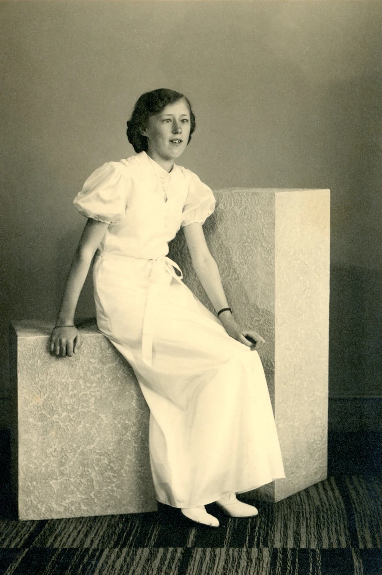 Bertha Jensen fra Ramløse i hvid konfirmationskjole, ca. 1920’erne.