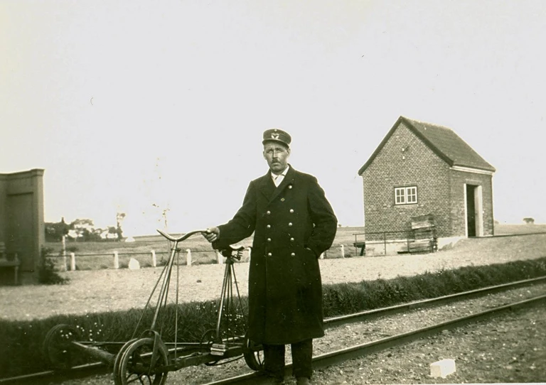 Banearbejder Jens Christiansen med skinnecykel ved Ørby Station, ca. 1930