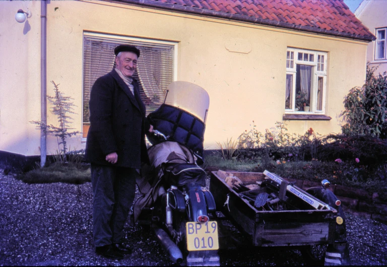Luft-Pedersen foran sin motorcykel med sidevogn, ca. 1960. Efter sigende startede han altid i 2. gear, fordi han ikke kunne løfte benet højt nok til at starte i 1. gear. Foto: Kenneth Have Petersen