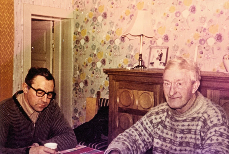 Luft-Pedersen i stue med elinstallatør Evald Petersen, far til Kenneth Have Petersen, ca. 1950’erne.