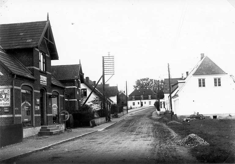 Græsted Stationsvej, ca. 1920. Det var masterne til højre i billedet, som Luft-Pedersen ofte kravlede op i, hvis der var problemer med elektriciteten.