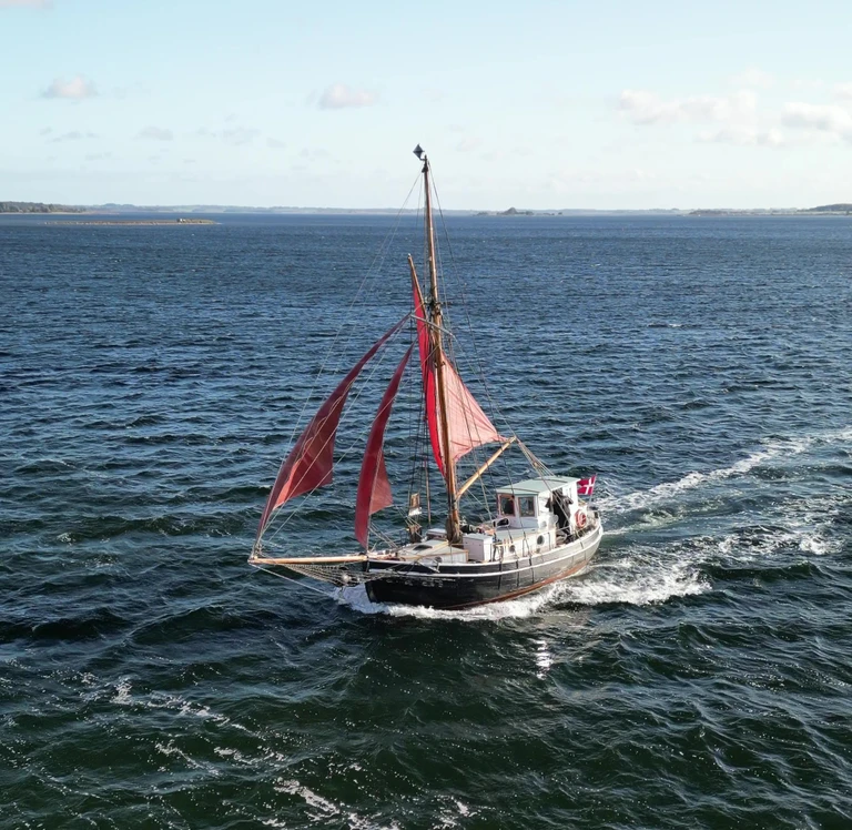 Pan hedder i dag Karen Marie og er i dag en motorsejler, man kan være heldig at møde i de danske farvande. Pælemasten blev videreudviklet til en almindelig stormast, så båden nu kan føre sejl. Tegning til den nye mast blev udført af Christian Nielsen, Handels og søfartsmuseet i Helsingør”. 2021. Foto Morten Løvshall