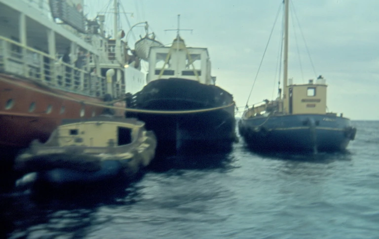 Pan ligger til højre i billedet nær Radio Mercur, ca. 1960. Pan fik på et uvist tidspunkt en pælemast til lastning og losning. Da Pan blev bygget i Gilleleje, havde den oprindeligt ikke mast. Foto: Søren Hurup